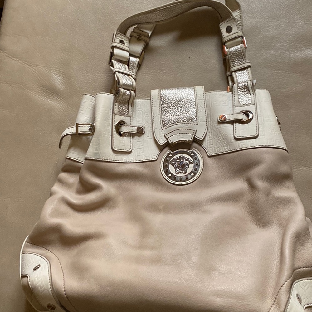 Gorgeous Versace handbag in a soft supple leather, made in Italy.